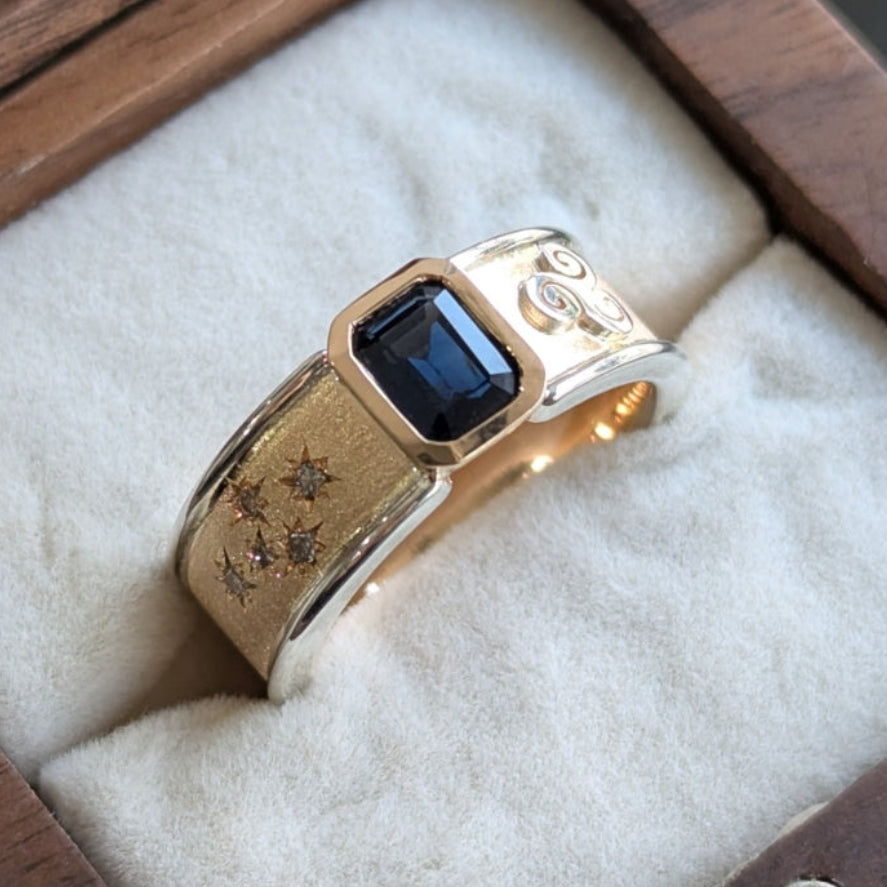 Yellow Gold ring with a blue Sapphire and Diamonds in a wooden box